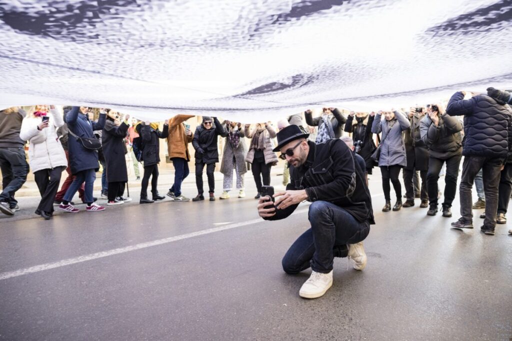 JR durante la performance in Piazza San Carlo a Torino, lo scorso febbraio