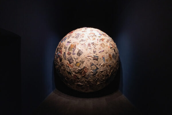 Grande sfera di giornali, 1966 - 2023