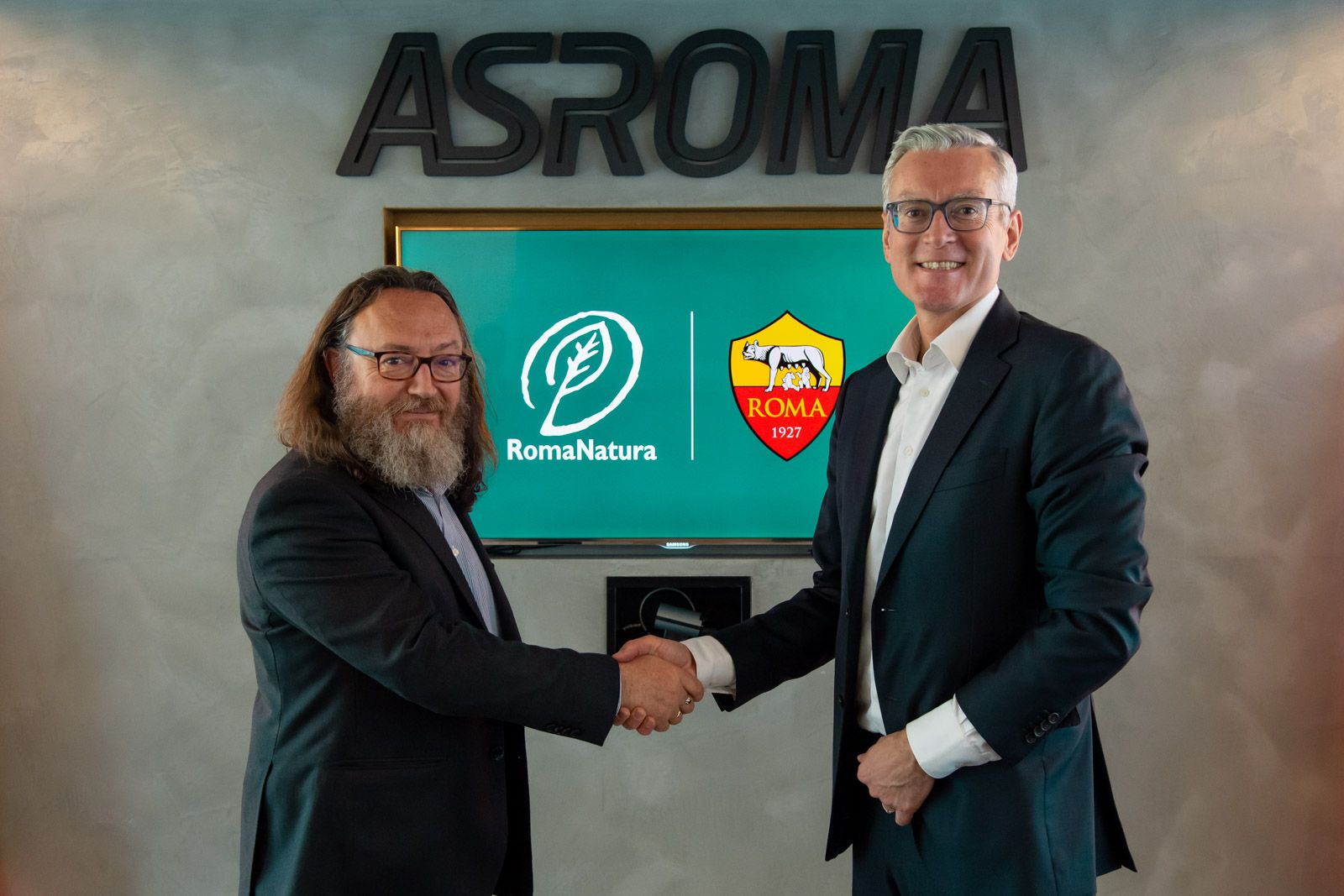 il presidente dell’Ente RomaNatura, Maurizio Gubbiotti, e il Chief Marketing Officer di As Roma, Max Van Den Doel