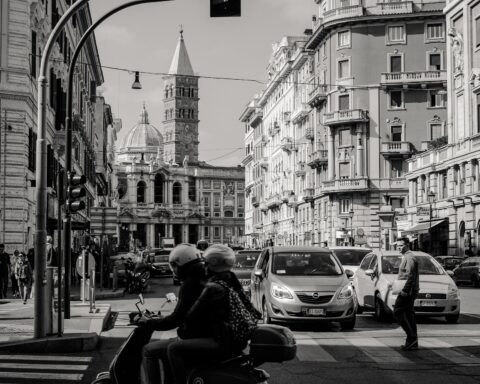 Un'immagine del centro storicodi Roma, tra automobili, motorini e bellezze architettoniche