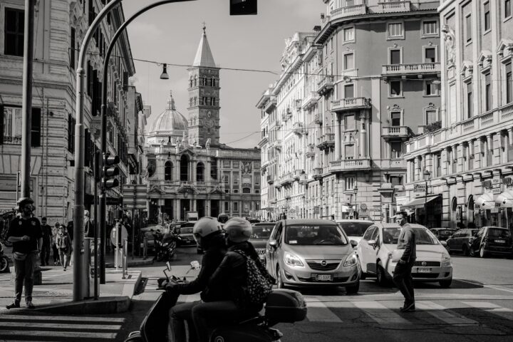 Un'immagine del centro storicodi Roma, tra automobili, motorini e bellezze architettoniche