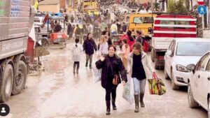 Una strada di Cesena, ancora coperta di fango