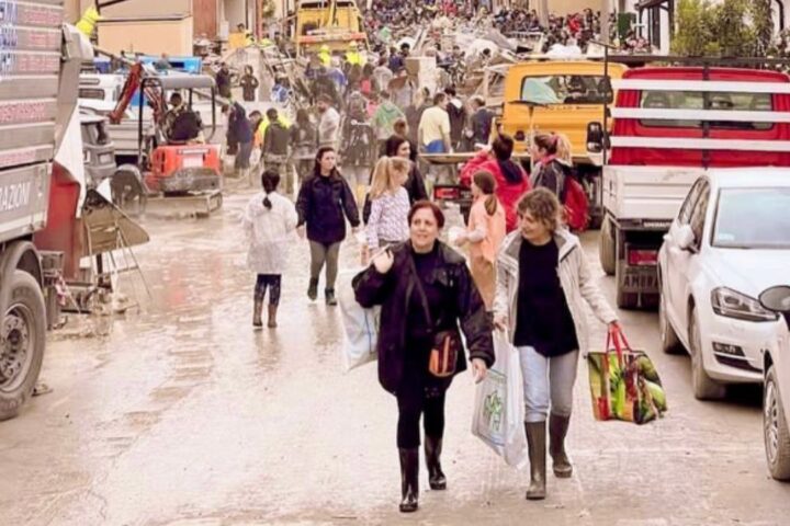 Una strada di Cesena, ancora coperta di fango