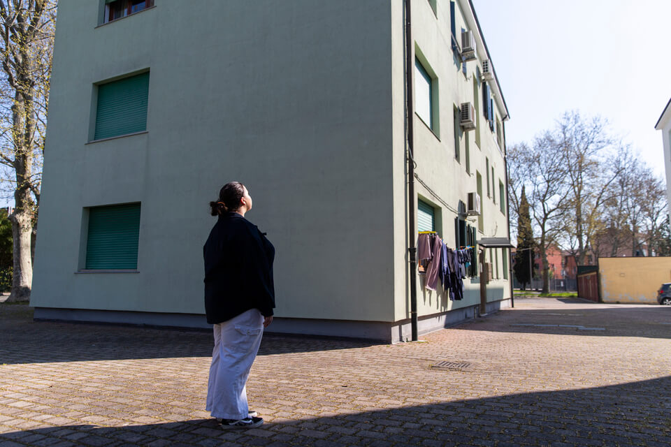 una delle ragazze beneficiarie del progetto Futura nel cortile del palazzo