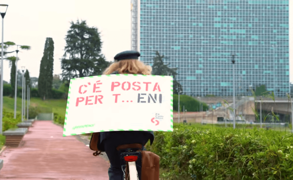 postina in bici recapita lettera enorme a Eni