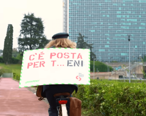 postina in bici recapita lettera enorme a Eni