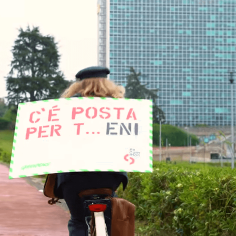 postina in bici recapita lettera enorme a Eni