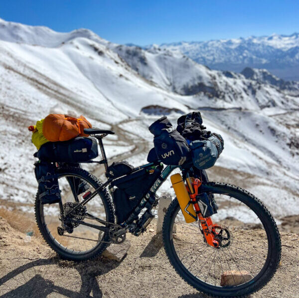 La bicicletta di Omar Di Felice tra le vette himalayane