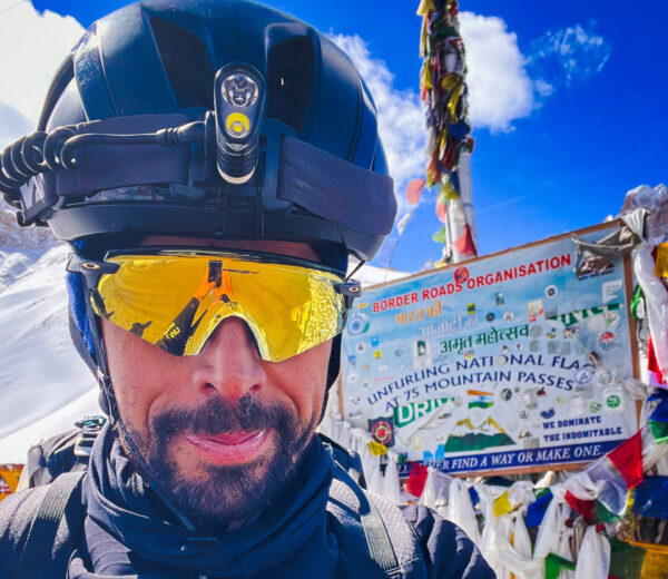 Un primo piano di Omar Di Felice durante uno dei suo viaggi in bicicletta