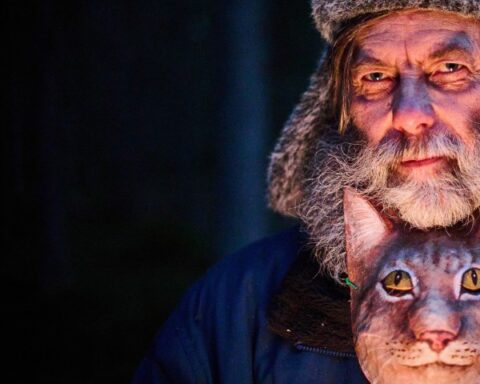 Il primo piano di un uomo anziano e di una lince, dal film Lynx Man di Juha Suonpää