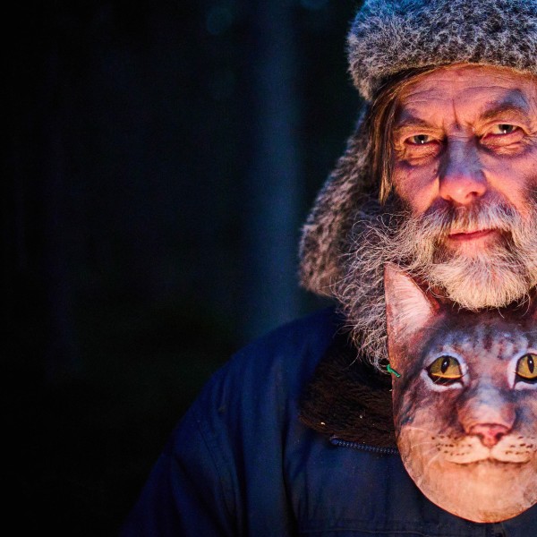 Il primo piano di un uomo anziano e di una lince, dal film Lynx Man di Juha Suonpää