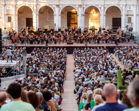 Piazza Duomo a Spoleto, durante il Festival dei Due Mondi (Foto: Andrea Veroni)