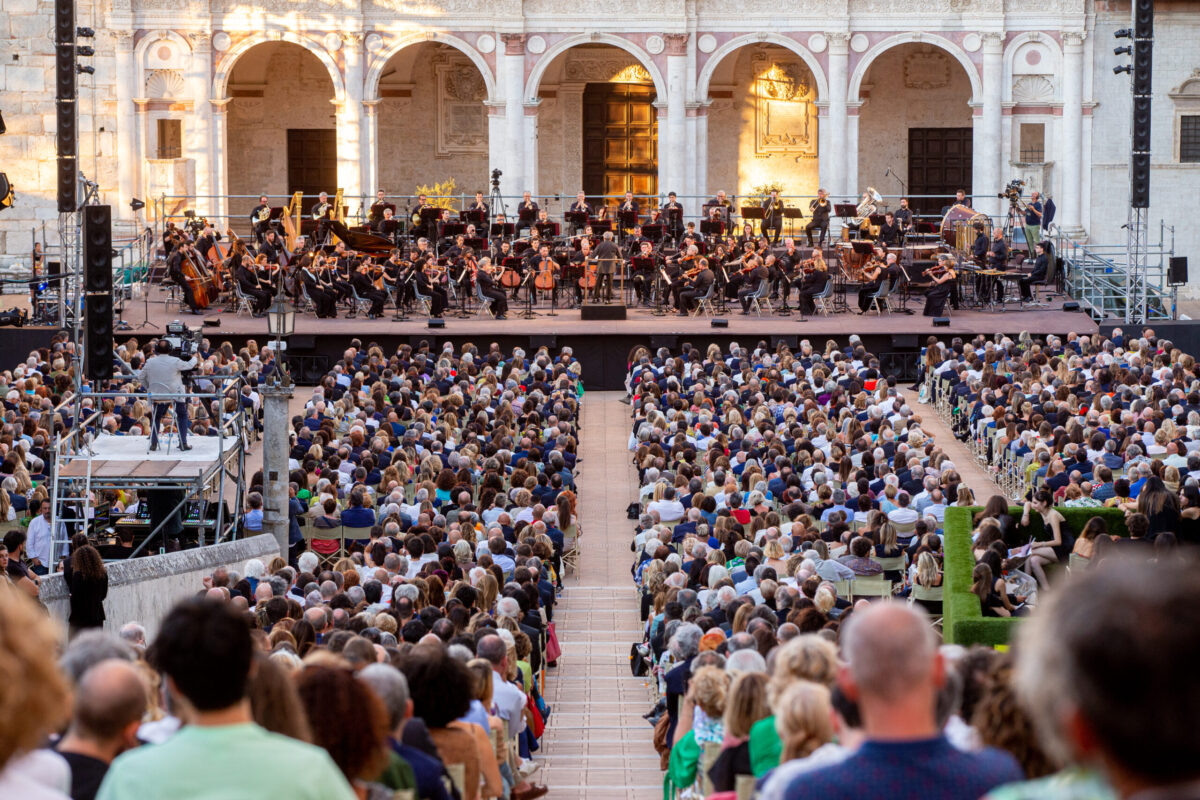 Piazza Duomo a Spoleto, durante il Festival dei Due Mondi (Foto: Andrea Veroni)