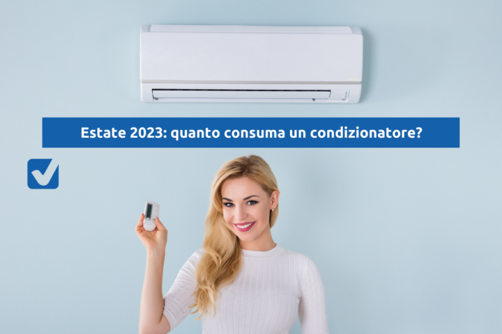 Una donna accanto a un condizionatore, con la scritta Estate 2023, quanto consuma un condizionatore?