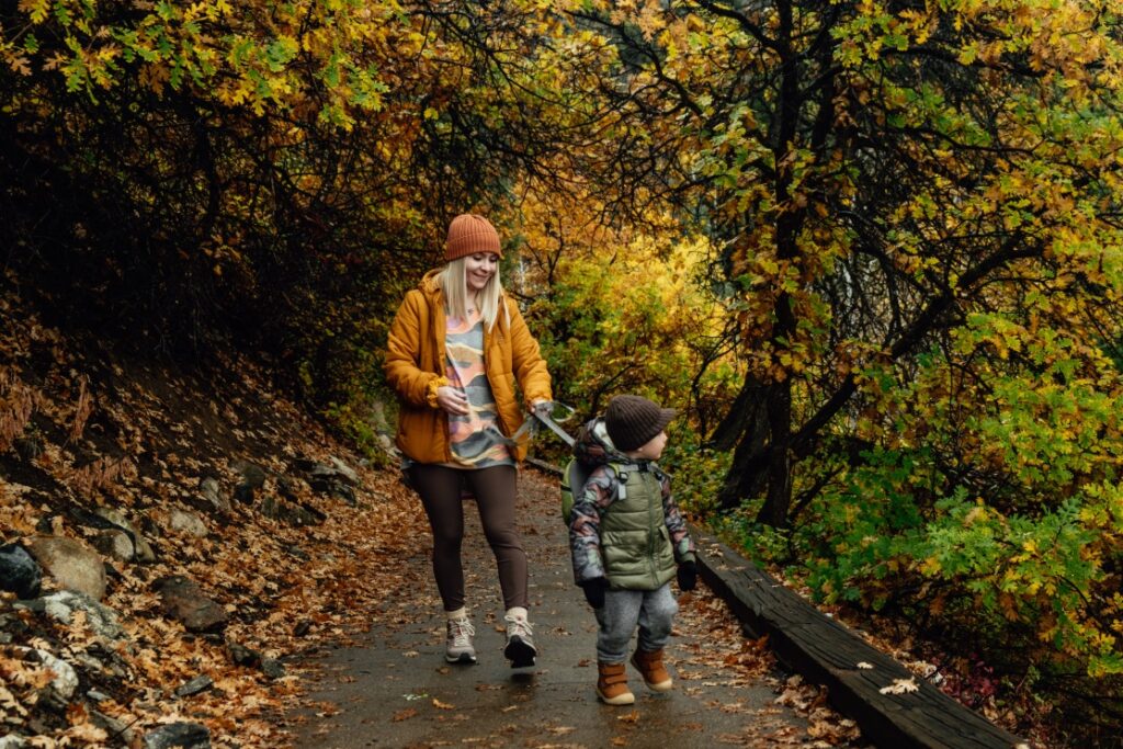 Una donna con un bambino camminano in un bosco