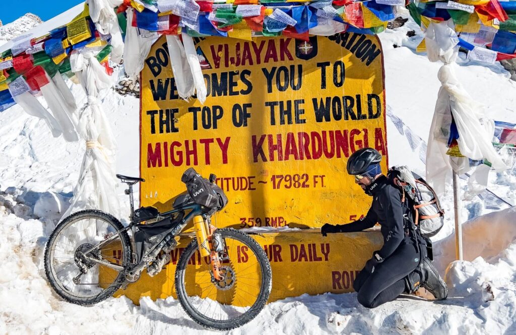 Omar Di Felice nell'ultima tappa del suo viaggio tra l’Himalaya e il Karakorum