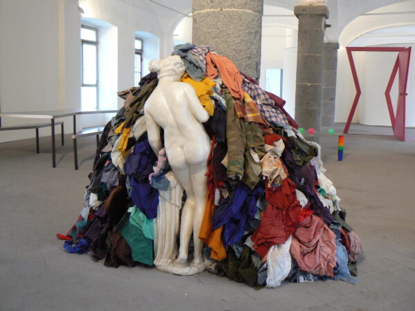 La Venere degli stracci di Pistoletto in una delle sue varie riproduzioni, quella al ex lanificio Trombetta, occupato dalla Cittadellarte-Fondazione Pistoletto, Biella, Piemonte (Foto: Wikipedia)