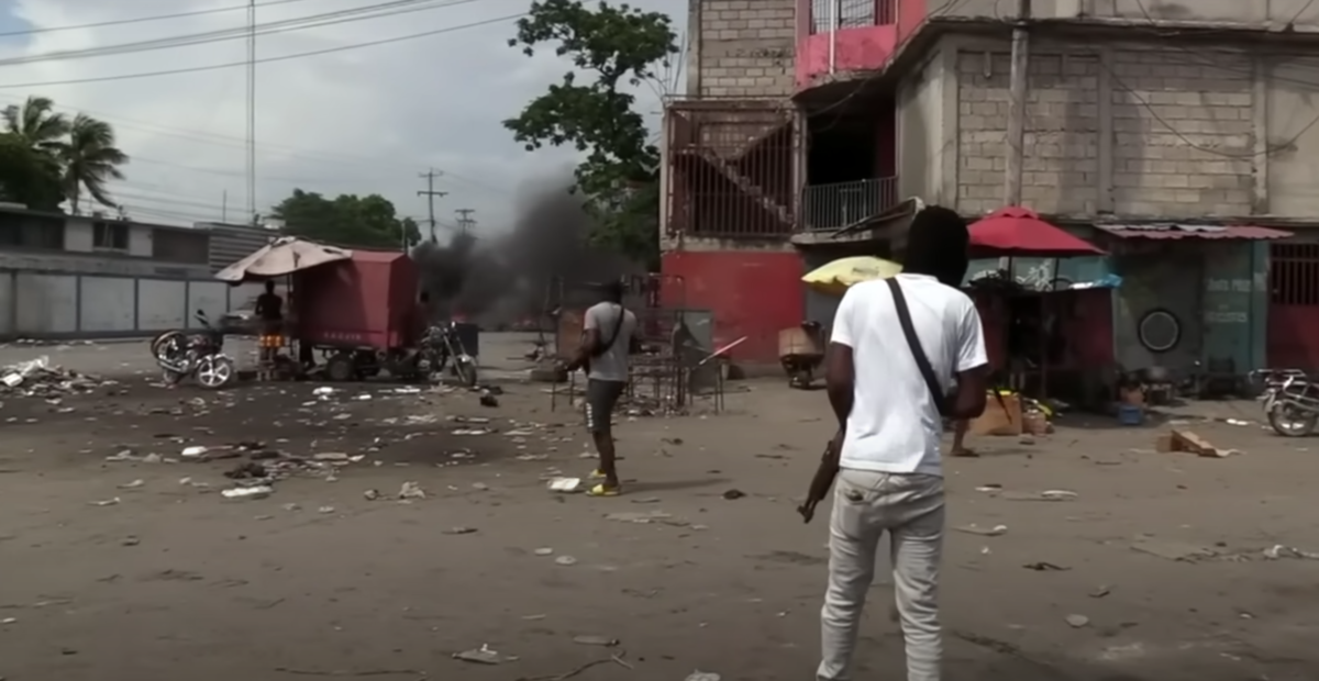 Una scena di lotta tra bande criminale a Port-au-Prince, Haiti