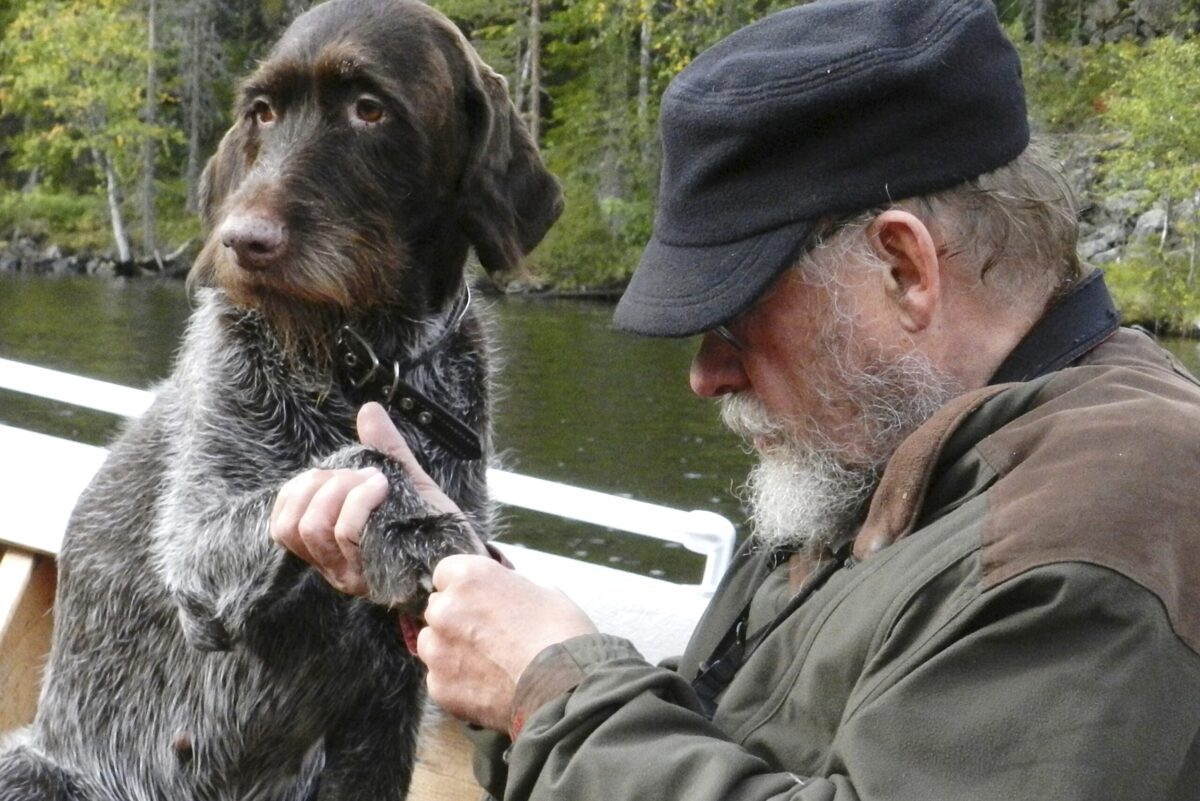 Hannu Hautala insieme al suo cane, in un'immagine del 2006 (Foto: Patrizia Chiozza)