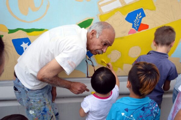 Mono Carrasco oggi, al lavoro con dei bambini