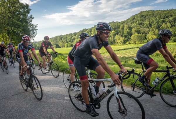 un gruppo di ciclisti