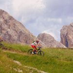 Due persone in bici, tra le montagne