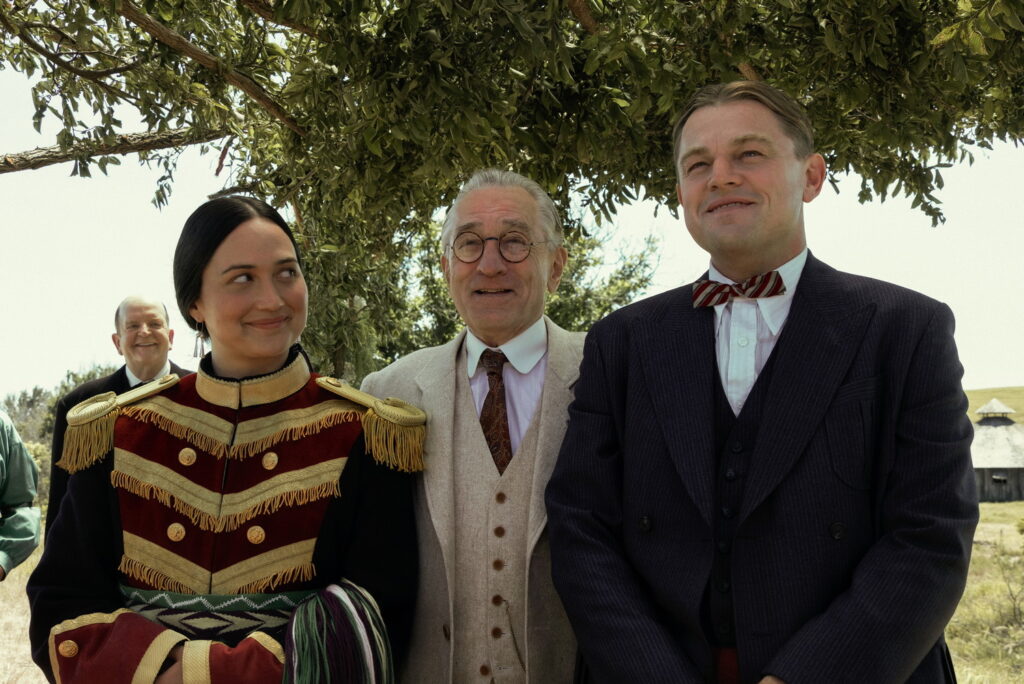 Lily Gladstone, Robert De Niro e Leonardo Di Caprio in Killers of the Flower Moon di Martin Scorsese