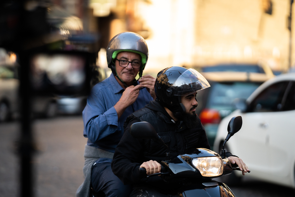 Don Antonio Loffredo nel Rione Sanità, in un momento del docufilm "Posso entrare? An ode to Naples"