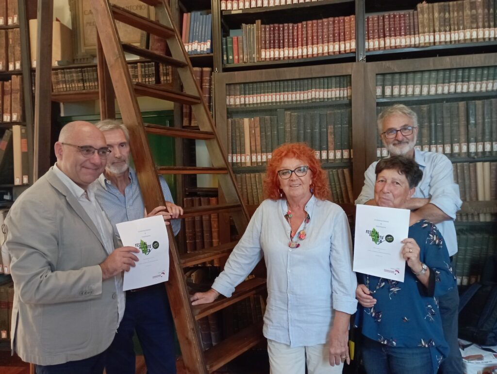 La presentazione del premio Luisa Minazzi a Torino. Da sinistra gli organizzatori Marco Fratoddi, Max Biglia, Gabriella Bionda, Sandra Cervetti e Vittorio Giordano