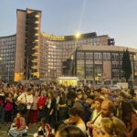 Cittadini/e e attivisti/e manifestano per Lucha Y Siesta davanti alla sede della Regione Lazio a Roma