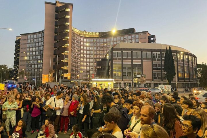 Cittadini/e e attivisti/e manifestano per Lucha Y Siesta davanti alla sede della Regione Lazio a Roma