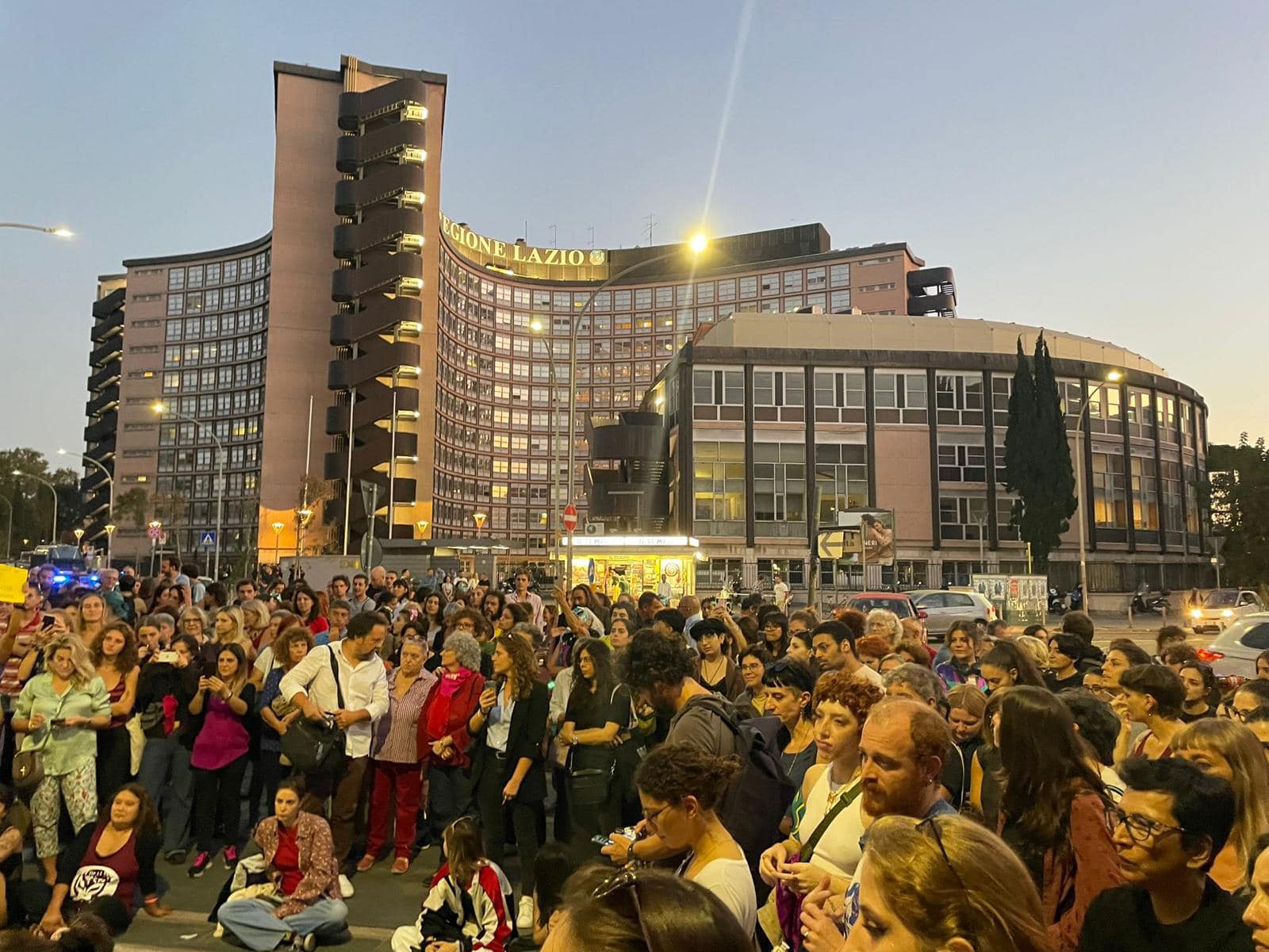 Cittadini/e e attivisti/e manifestano per Lucha Y Siesta davanti alla sede della Regione Lazio a Roma