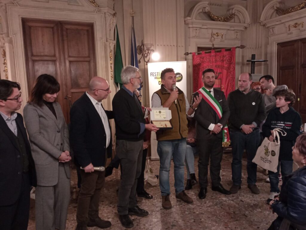 Un momento della premiazione: da sinistra Francesco Loiacono (La Nuova Ecologia), Monica Perroni (Ente Gestione Aree Protette Po piemontese), Marco Fratoddi e Vittorio Giordano (Coordinatori del Premio), il premiato Mauro Salot per l'associazione sentieri Alta Val Malone, il sindaco di Casale Federico Riboldi e Giorgio Zampetti (Legambiente nazionale)