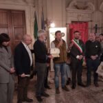 Un momento della premiazione: da sinistra Francesco Loiacono (La Nuova Ecologia), Monica Perroni (Ente Gestione Aree Protette Po piemontese), Marco Fratoddi e Vittorio Giordano (Coordinatori del Premio), il premiato Mauro Salot per l'associazione sentieri Alta Val Malone, il sindaco di Casale Federico Riboldi e Giorgio Zampetti (Legambiente nazionale)