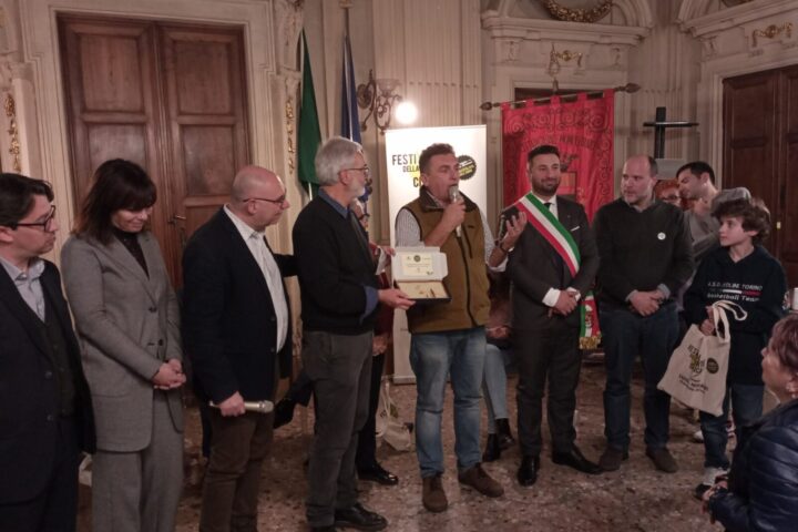 Un momento della premiazione: da sinistra Francesco Loiacono (La Nuova Ecologia), Monica Perroni (Ente Gestione Aree Protette Po piemontese), Marco Fratoddi e Vittorio Giordano (Coordinatori del Premio), il premiato Mauro Salot per l'associazione sentieri Alta Val Malone, il sindaco di Casale Federico Riboldi e Giorgio Zampetti (Legambiente nazionale)