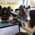 Una classe liceale al lavoro. Dei 40.000 edifici scolastici in Italia, solo poco più della metà ha adottato misure per ridurre i consumi energetici (Foto: Wikimedia.com)