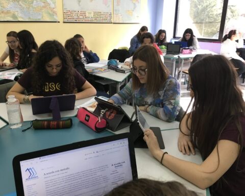 Una classe liceale al lavoro. Dei 40.000 edifici scolastici in Italia, solo poco più della metà ha adottato misure per ridurre i consumi energetici (Foto: Wikimedia.com)