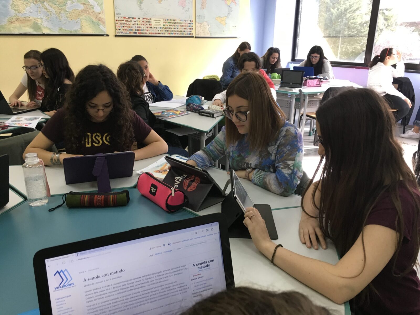 Una classe liceale al lavoro. Dei 40.000 edifici scolastici in Italia, solo poco più della metà ha adottato misure per ridurre i consumi energetici (Foto: Wikimedia.com)