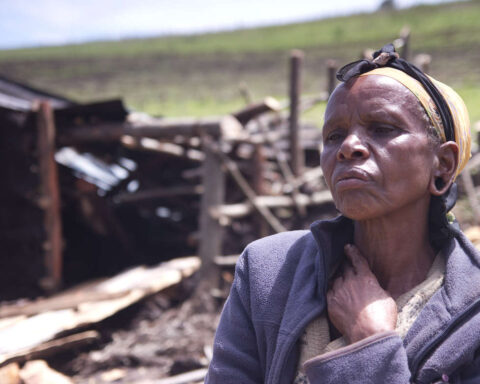 Elisabeth Tabinoy, donna Ogiek, di fronte ai resti della sua casa, abbattuta e bruciata durante un precedente sfratto. Ngongeri, Njoro, Kenya. © Lewis Davies/Survival