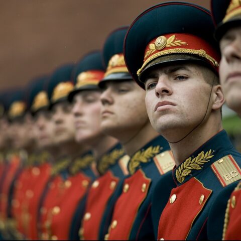 Una fila di soldati della guardia d'onore russa