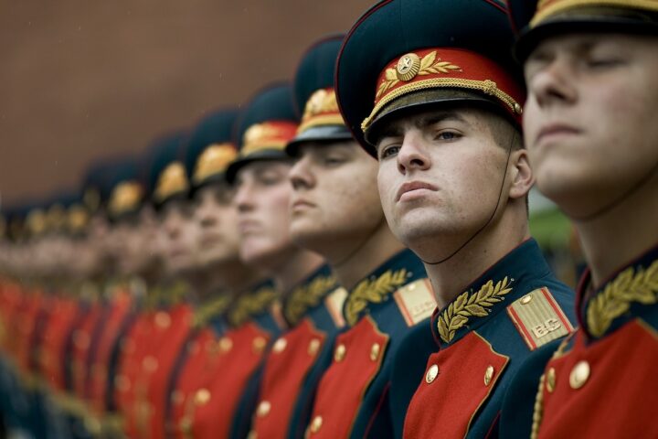 Una fila di soldati della guardia d'onore russa