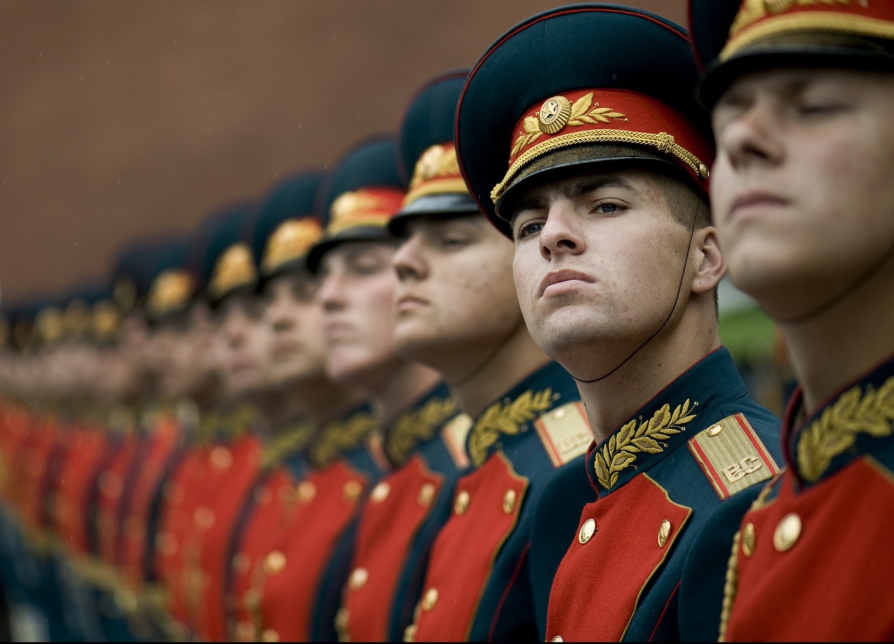 Una fila di soldati della guardia d'onore russa