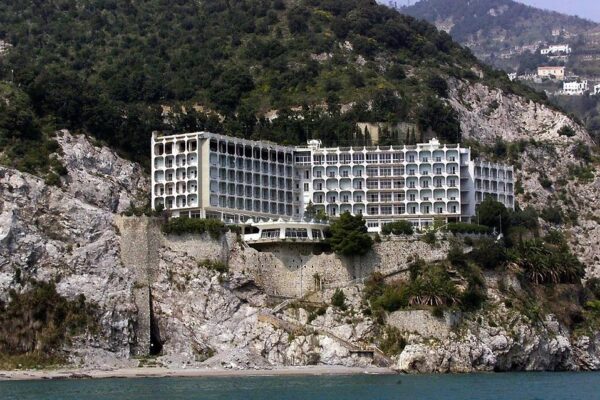 L'Hotel Fuenti, in Costiera Amalfitana, prima della sua demolizione, avvenuta nel 1999 (Foto: Wikipedia)