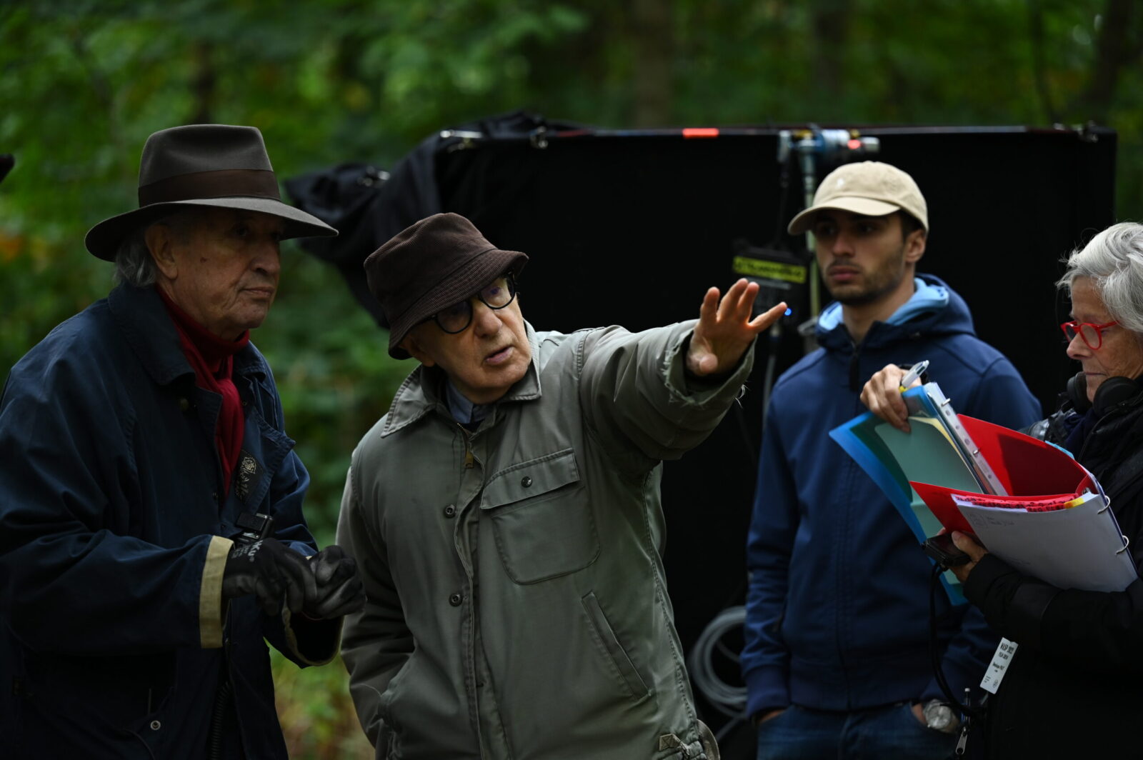 Woody Allen sul set insieme a Vittorio Storaro, direttore della fotografia di Coup de Chance dopo esserlo già stato per Un giorno di pioggia a New York, La ruota delle meraviglie - Wonder Wheel, Café Society e Rifkin’s Festival