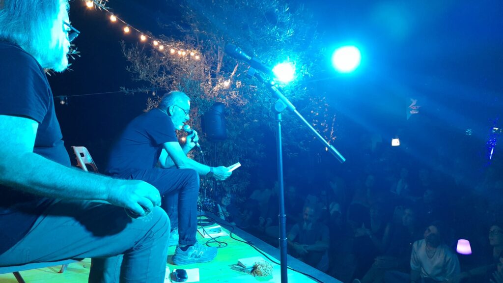 Franco Arminio sul palco del Poetry Village, durante l'edizione 2023 (Foto: Valentina Gentile)