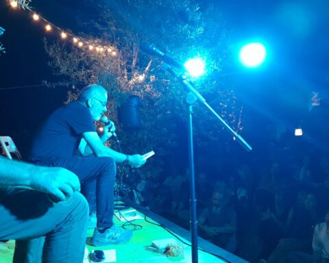 Franco Arminio sul palco del Poetry Village, durante l'edizione 2023 (Foto: Valentina Gentile)