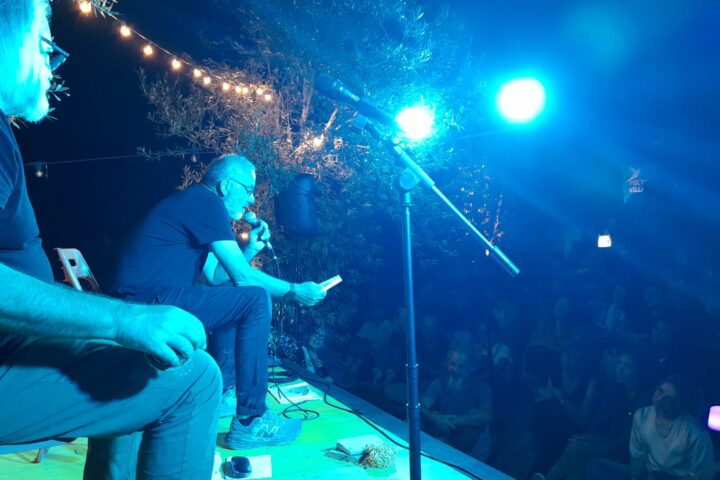 Franco Arminio sul palco del Poetry Village, durante l'edizione 2023 (Foto: Valentina Gentile)