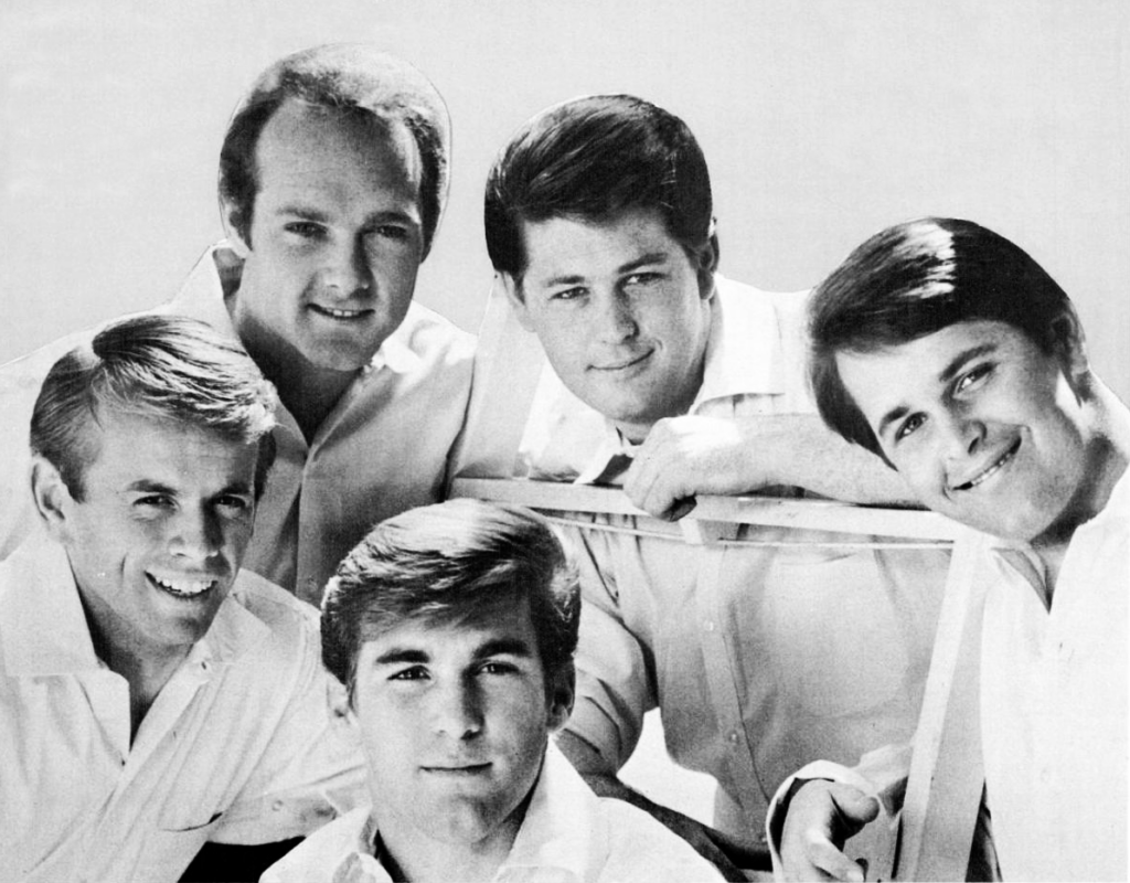 Da sinistra Da sinistra, Al Jardine, Mike Love, Brian Wilson, Carl Wilson e Dennis Wilson, ovvero i Beach Boys, in una foto del 1965 (Foto: Wikipedia)