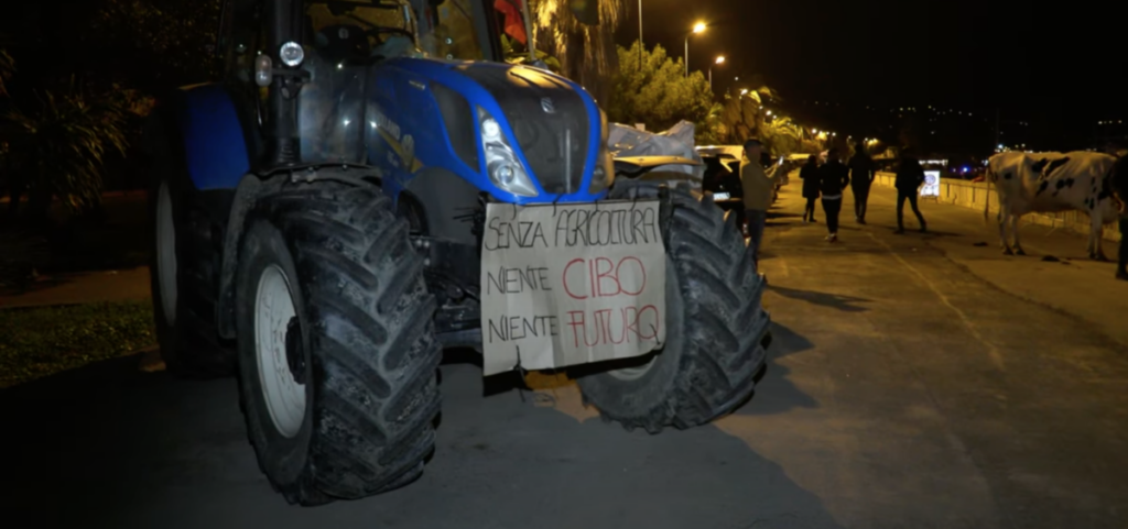 Trattori, mucche e agricoltori in protesta sul lungomare di Sanremo