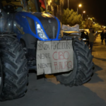 Trattori, mucche e agricoltori in protesta sul lungomare di Sanremo